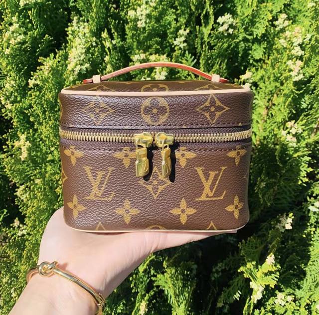 对版开发细节完美原单五金型号：M44936老花Nice Nano 化妆包以 Monogram 帆布塑造精巧构型，可摆放在浴室收纳指甲油或唇膏等美妆用品，或置于手