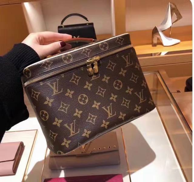 对版开发细节完美原单五金 Nice Bb 化妆包 M42265 老花 小即是美。以标志性的Nice化妆包为设计灵感来源，此款优雅的盥洗包是携带基本美容用品的个性