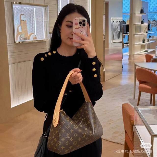 原单品质对版锁头变码芯片型号：M11952老花腋下包本款 Slouchy 小号手袋采用路易威登经典 Monogram 帆布，以肩背手提两相宜的别致廓形驾驭商务办