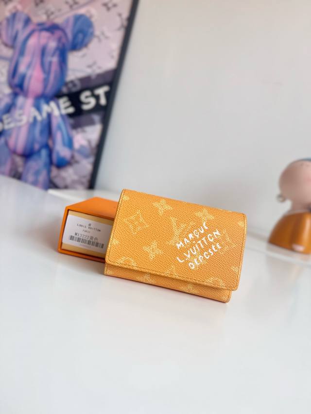 海外原单M13222黄独家实拍！使用Monogram Heritage帆布制作的“Victor Wallet”。紧凑、实用、运动型，非常适合携带现金和卡片。以鲜