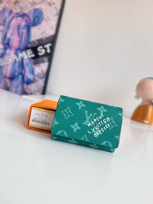 海外原单M13222绿独家实拍!使用Monogram Heritage帆布制作的“Victor Wallet”。紧凑、实用、运动型,非常适合携带现金和卡片。以鲜 海外原单M13222绿独家实拍!使用Monogram Heritage帆布制作的“Victor Wallet”。紧凑、实用、运动型,非常适合携带现金和卡片。以鲜