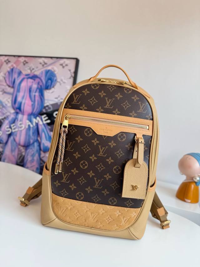 动态芯片 海外原单M12624独家实拍！ Outdoor 双肩包选用绒面压纹粒面皮革和 Monogram 帆布，演绎优雅格调与运动风尚的兼收并蓄。圆润拉链开启宽