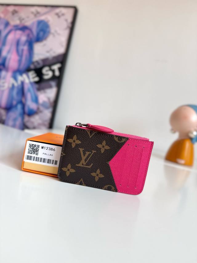 海外原单M12386独家实拍！本款 Romy 卡夹出自 Colormania 系列，以活力设计延伸路易威登档案的灵感来源，为 Monogram 涂层帆布融入撞色