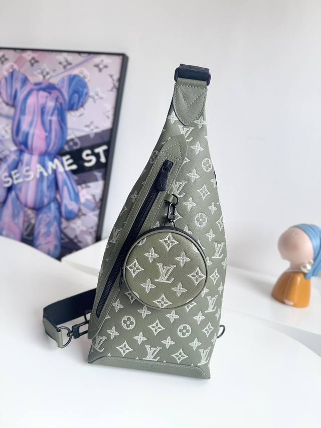 动态芯片配专柜包装』 海外原单M12486独家实拍！橄榄绿色的卡夫拉皮上印有白色的单体签名，以运动氛围完成的单体阴影“Duo Sling Bag”。具有可拆卸的