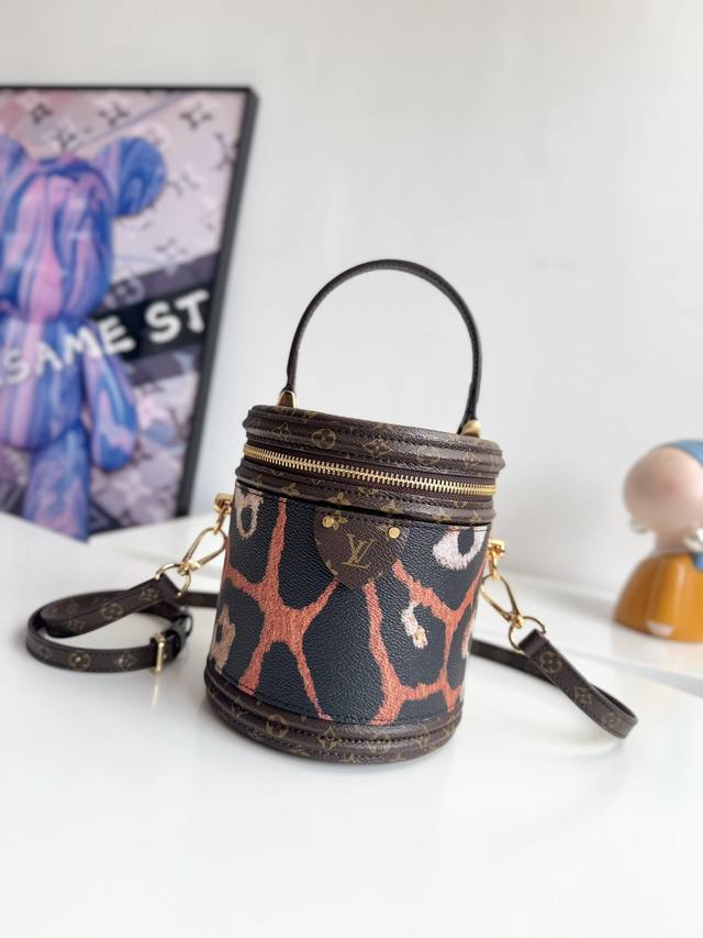 动态芯片配专柜包装』 海外原单M13846独家实拍！创意总监尼古拉 杰斯基尔 Nicolas JesquièRe 重新诠释了标志性的“戛纳”包，适合2025年邮