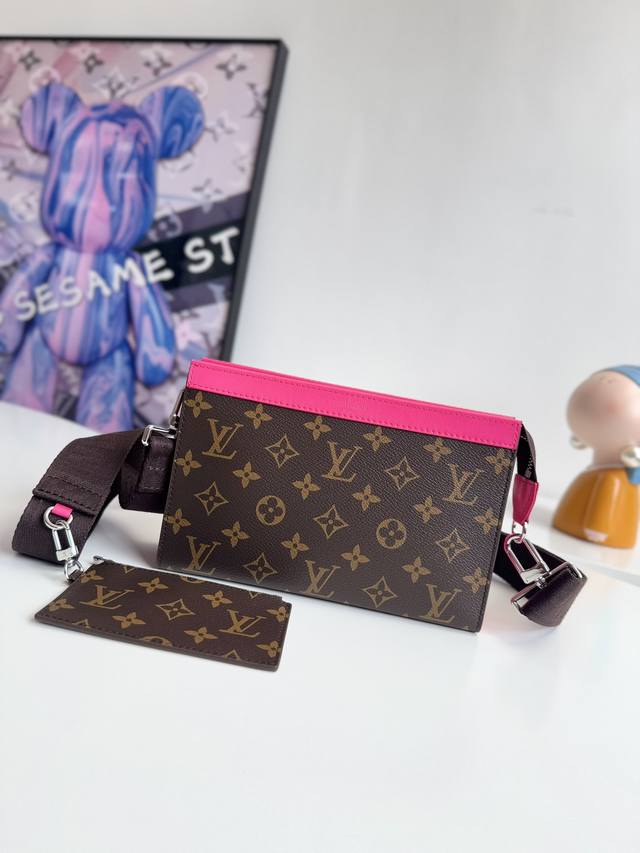 海外原单M81124玫红独家实拍！Gaston Wearable Wallet 手袋脱胎于Pochette Voyage 手拿包，以 Monogram Shad