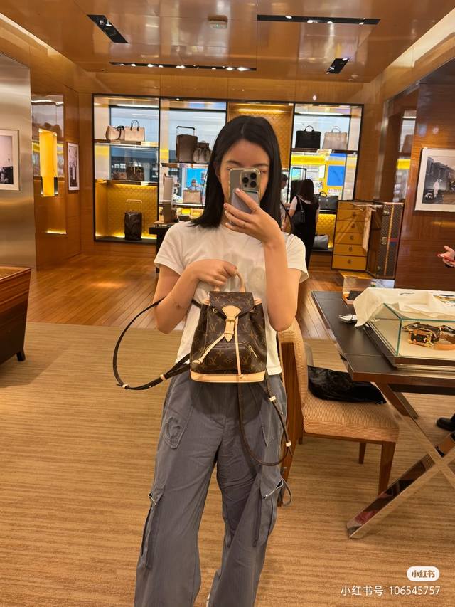 原单品质变码芯片型号:M11199小号双肩包 突出时尚轮廓的蒙苏里迷你背包。单体涂层帆布材料的主体部分,牛皮材料的底部,天然牛皮材质的修剪协调的设计。利用上部把 原单品质变码芯片型号:M11199小号双肩包 突出时尚轮廓的蒙苏里迷你背包。单体涂层帆布材料的主体部分,牛皮材料的底部,天然牛皮材质的修剪协调的设计。利用上部把