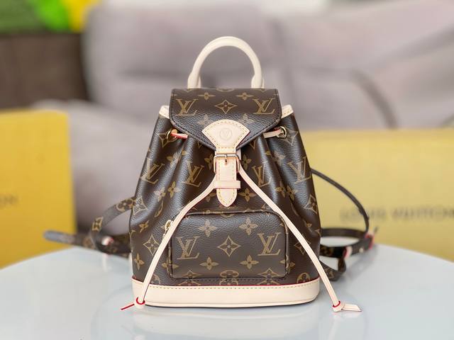 原单品质变码芯片型号：M11199小号双肩包 突出时尚轮廓的蒙苏里迷你背包。单体涂层帆布材料的主体部分，牛皮材料的底部，天然牛皮材质的修剪协调的设计。利用上部把