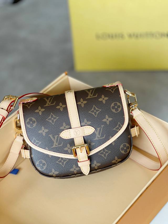 原单，型号：M46740老花 迷你双子星 Monogram帆布Saumur Bb手袋以现代风格重新诠释了备受喜爱的档案设计。马鞍包形状和天然牛皮皮带扣唤起了马术