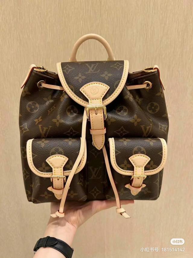 新款原厂皮型号：M46932老花双肩包这款玲珑且实用的 Excursion 小号背包采用 Monogram 帆布材质，配以皮革饰边，洋溢徒步风度。主隔层采用可调