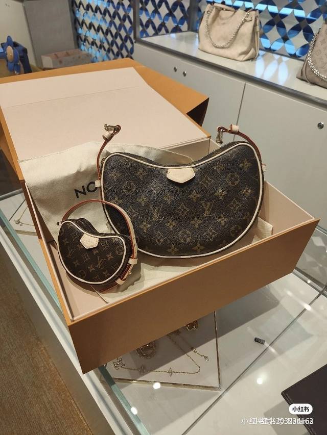 顶级原单型号：M46828老花新款子母包本款 Croissant 中号手袋融合 Monogram 涂层帆布和牛皮革饰边，与可拆卸同款迷你手袋相映成趣。巧用可拆卸