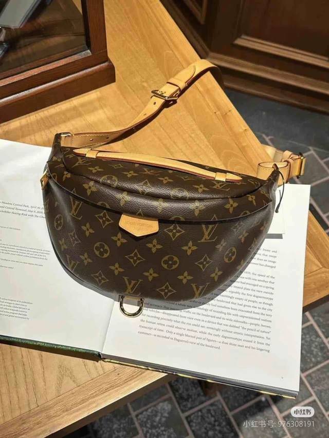 原单品质全钢五金变码芯片型号：M43644老花新款Bumbag腰包由经典Monogram帆布裁制而成，饰有“Louis Vuitton Paris”皮质贴牌，此