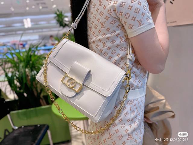 M25050白色全皮达芙妮原厂皮全钢五金变码芯片本款 Dauphine Soft 中号手袋出自创意总监 Nicolas GhesquièRe 之手,以崭新宽松构 M25050白色全皮达芙妮原厂皮全钢五金变码芯片本款 Dauphine Soft 中号手袋出自创意总监 Nicolas GhesquièRe 之手,以崭新宽松构