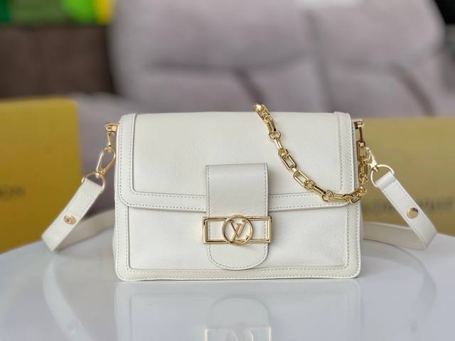 M25050白色全皮达芙妮原厂皮全钢五金变码芯片本款 Dauphine Soft 中号手袋出自创意总监 Nicolas GhesquièRe 之手,以崭新宽松构 M25050白色全皮达芙妮原厂皮全钢五金变码芯片本款 Dauphine Soft 中号手袋出自创意总监 Nicolas GhesquièRe 之手,以崭新宽松构