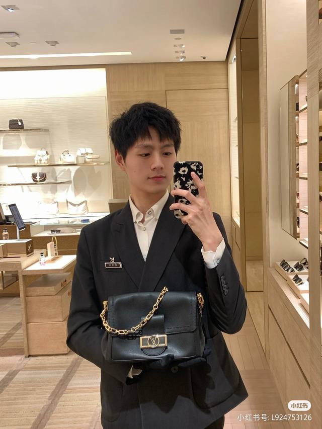 M25209黑全皮达芙妮原厂皮全钢五金变码芯片本款 Dauphine Soft 中号手袋出自创意总监 Nicolas GhesquièRe 之手，以崭新宽松构型