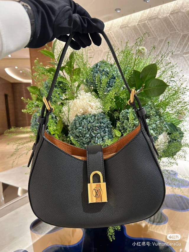 原厂皮 全钢五金 型号:M24990白,M24611黑,24885棕本款 Low Key Shoulder Bag 手袋以华美设计再度印证品牌精湛匠艺。柔软牛皮 原厂皮 全钢五金 型号:M24990白,M24611黑,24885棕本款 Low Key Shoulder Bag 手袋以华美设计再度印证品牌精湛匠艺。柔软牛皮