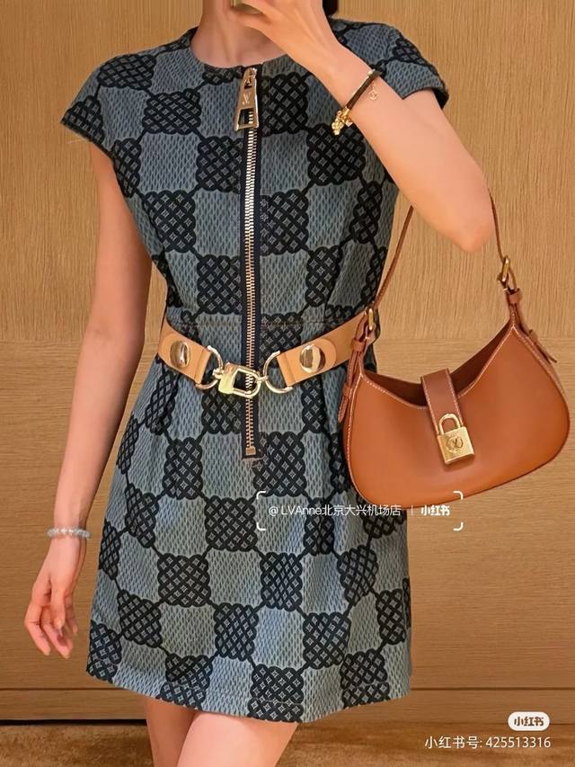 原厂皮 全钢五金 型号：M24885棕本款 Low Key Shoulder Bag 手袋以华美设计再度印证品牌精湛匠艺。柔软牛皮革浸染从容色调，可调节肩带与绒