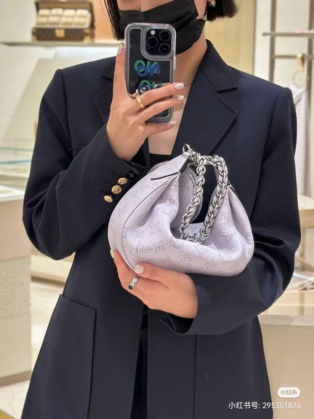 原厂小牛皮型号：M22819黑色 M22820 灰色 M22959蓝顶级原单 Baia 小号镂空月亮包，这款手袋取材柔软垂坠的镂花穿孔牛皮革，以舒适贴身的半月形