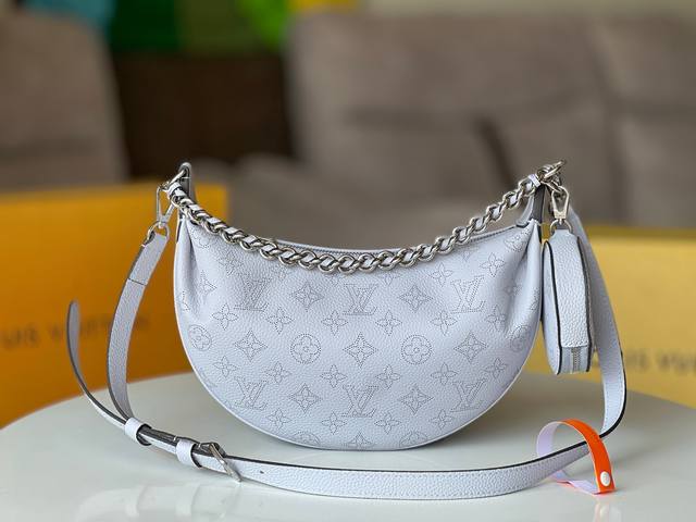 原厂小牛皮型号：M22819黑色 M22820 灰色 M22959蓝顶级原单 Baia 小号镂空月亮包，这款手袋取材柔软垂坠的镂花穿孔牛皮革，以舒适贴身的半月形