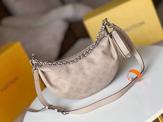 原厂小牛皮型号：M22819黑色 M22820 灰色 M22959蓝顶级原单 Baia 小号镂空月亮包，这款手袋取材柔软垂坠的镂花穿孔牛皮革，以舒适贴身的半月形