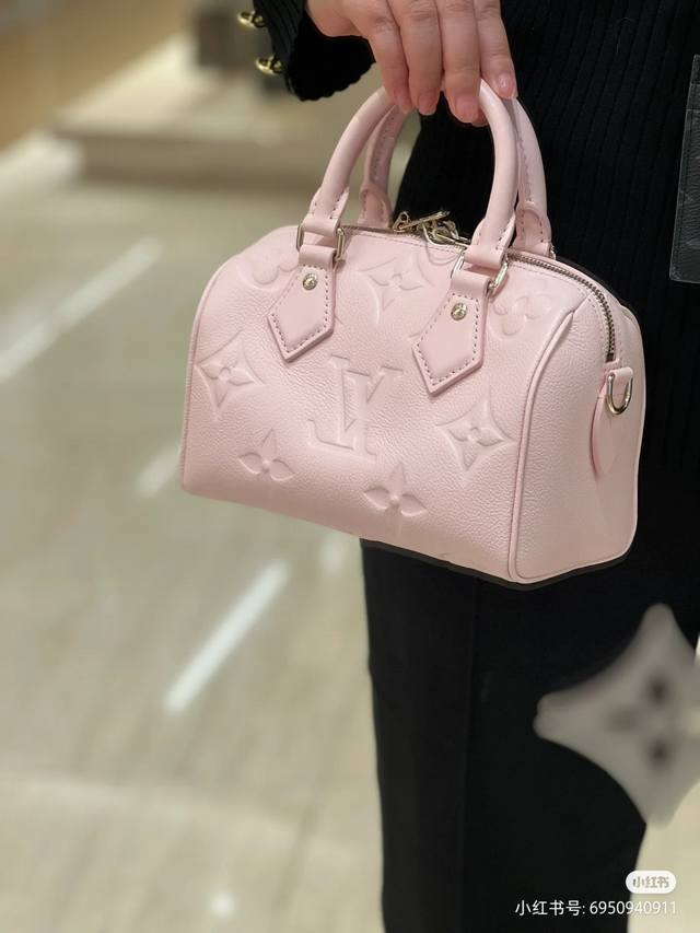 原厂牛皮 型号：M47136樱花粉本款 Speedy BandoulièRe 20 手袋以新季色彩展露微妙莹泽。经典构型、轧制皮革手柄和钥匙包回溯 20 世纪路