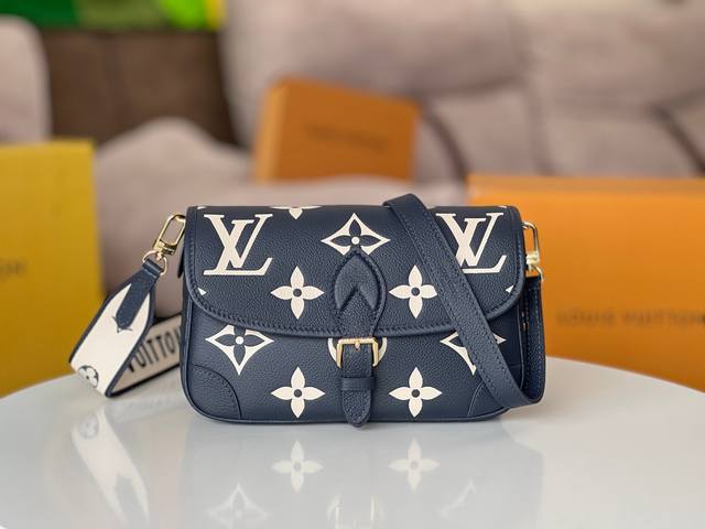 顶级原单型号： M47161海军蓝，M46386 黑色 M46388米白本款Diane手袋取材路易威登经典Monogram Empreinte压纹皮革将品牌标识