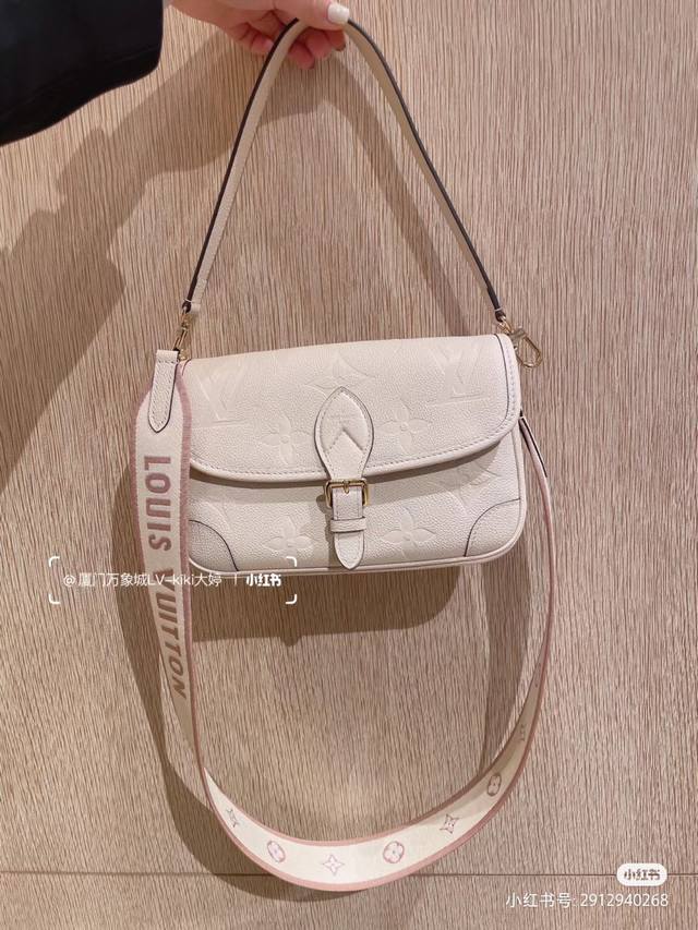 原单 M46388白，M46386黑，法棍全皮压花 本款 Diane 手袋取材路易威登经典 Monogram Empreinte 压纹皮革，将品牌标识织入可拆卸