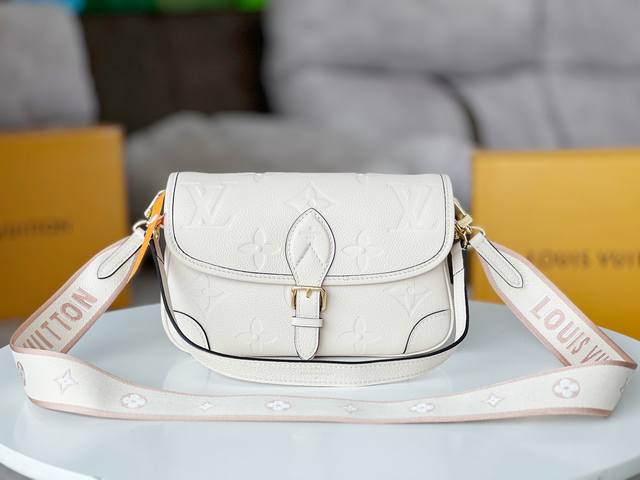 原单 M46388白，M46386黑，法棍全皮压花 本款 Diane 手袋取材路易威登经典 Monogram Empreinte 压纹皮革，将品牌标识织入可拆卸