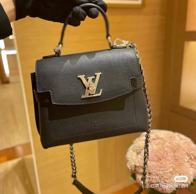 对版开发细节完美原单五金 Lockme Ever 迷你手袋 M21088藕粉,M20997黑色,M21502卡其 本季,小巧玲珑的 Lockme Ever 迷你 对版开发细节完美原单五金 Lockme Ever 迷你手袋 M21088藕粉,M20997黑色,M21502卡其 本季,小巧玲珑的 Lockme Ever 迷你