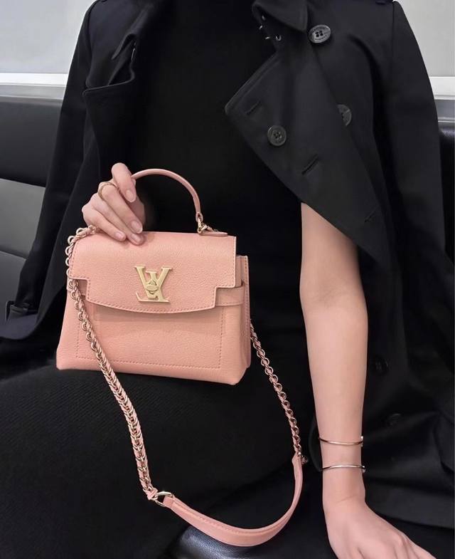 对版开发细节完美原单五金 Lockme Ever 迷你手袋 M21088藕粉，M20997黑色，M21502卡其 本季，小巧玲珑的 Lockme Ever 迷你