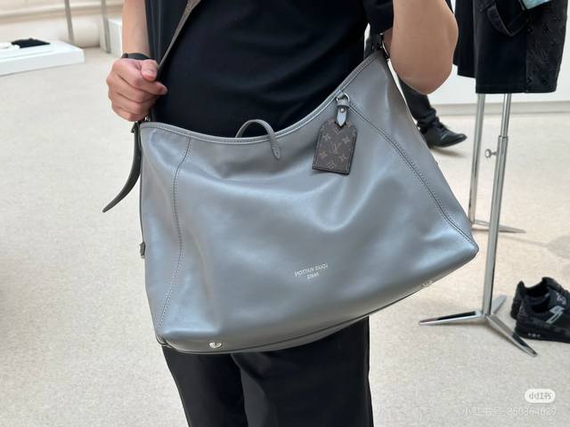 变码芯片全钢五金对版小羊皮型号： M12583鲨鱼灰 独家实拍背景图 本款 Carryall Dark 中号手袋以柔软羊皮革塑造时尚慵懒廓形，为 春夏秀场造型增