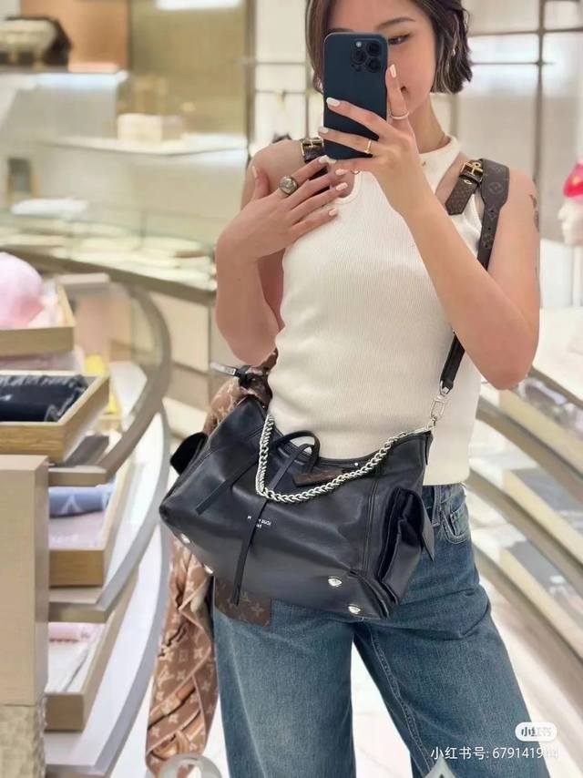 顶级原单芯片版型号：M24861黑本款 Carryall Cargo 小号手袋以柔软羊皮革呈现时尚微皱效果，并为深邃背景搭配抛光金属件与慵懒构型，成就昼夜场合佳