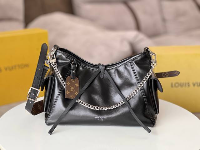 顶级原单芯片版小羊皮型号：M24861黑本款 Carryall Cargo 小号手袋以柔软羊皮革呈现时尚微皱效果，并为深邃背景搭配抛光金属件与慵懒构型，成就昼夜