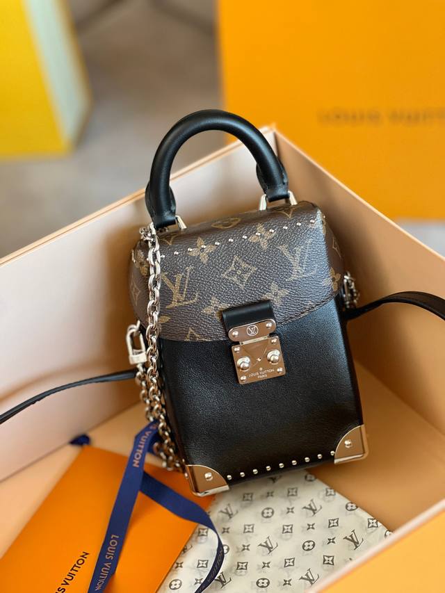 对版羊皮全钢五金变码芯片型号：M12362羊皮，Lv Vibe 家族推出新款 Camera Box 手袋。光泽牛皮革裁出别致构型，Monogram 细节升格经典