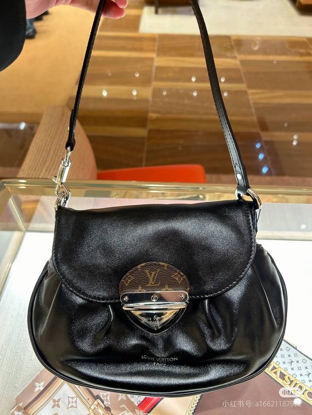 顶级原单变码芯片全钢五金 型号： M12192 以崭新系列展现品牌风华，倾情推出 Sunset Vibe 手袋。莹泽羊皮革、 Monogram 帆布元素和 Lv