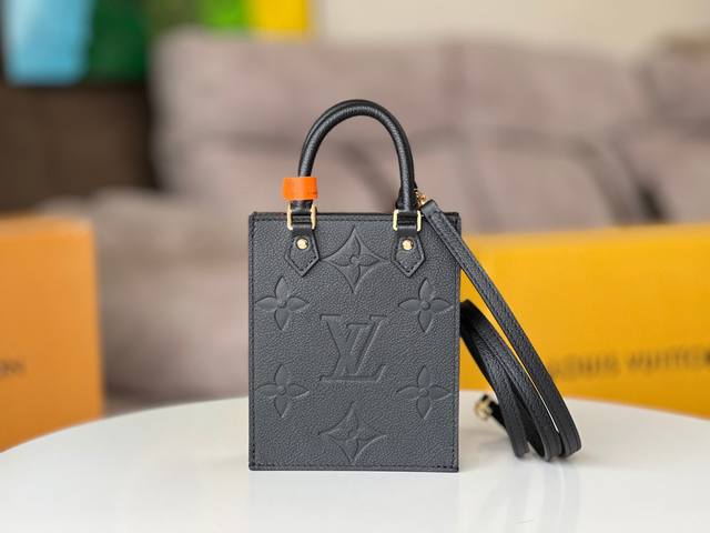 对版开发原单五金 Petit Sac Plat 手袋 M80478 80449 黑色 Petit Sac Plat 手袋是路易威登经典 Sac Plat 手袋的