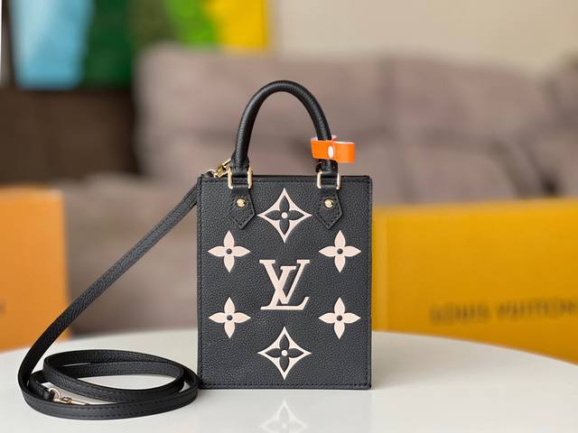 对版开发原单五金 Petit Sac Plat 手袋 M57937 黑色 Petit Sac Plat 手袋是路易威登经典 Sac Plat 手袋的袖珍版本,此 对版开发原单五金 Petit Sac Plat 手袋 M57937 黑色 Petit Sac Plat 手袋是路易威登经典 Sac Plat 手袋的袖珍版本,此