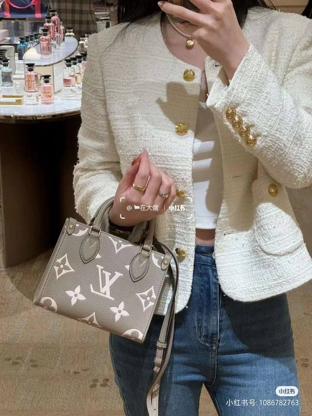 全钢五金变码芯片，型号：M47054卡其本款 Onthego Bb 手袋为 Monogram Empreinte 皮革压印 Monogram 图案，以别致手柄固