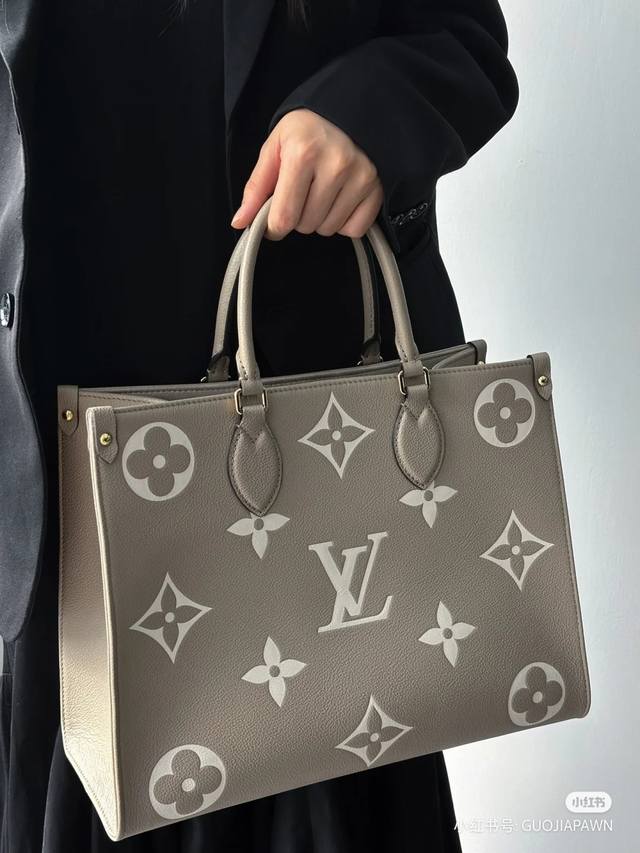 Onthego 中号 原厂原厂小牛皮，M45494灰色 Onthego 中号 Tote 包将 Monogram 图案先印染后压印于柔软粒面牛皮，其充裕内里可容纳
