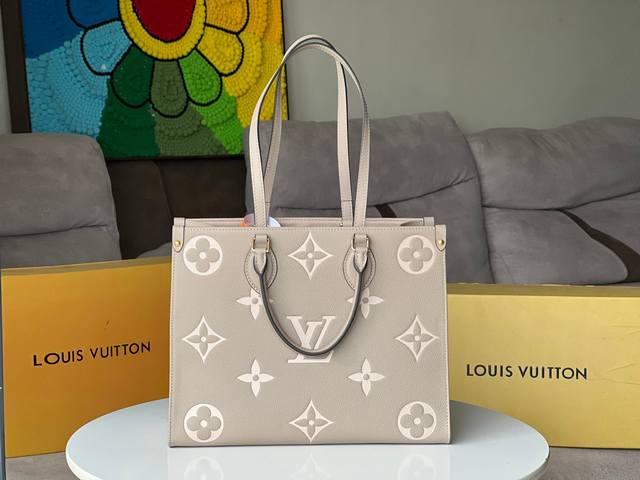 Onthego 中号 原厂原厂小牛皮，M45494灰色 Onthego 中号 Tote 包将 Monogram 图案先印染后压印于柔软粒面牛皮，其充裕内里可容纳