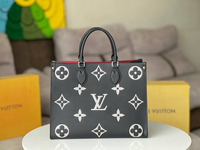 Onthego 中号 原厂原厂小牛皮，M45495黑色 Onthego 中号 Tote 包将 Monogram 图案先印染后压印于柔软粒面牛皮，其充裕内里可容纳