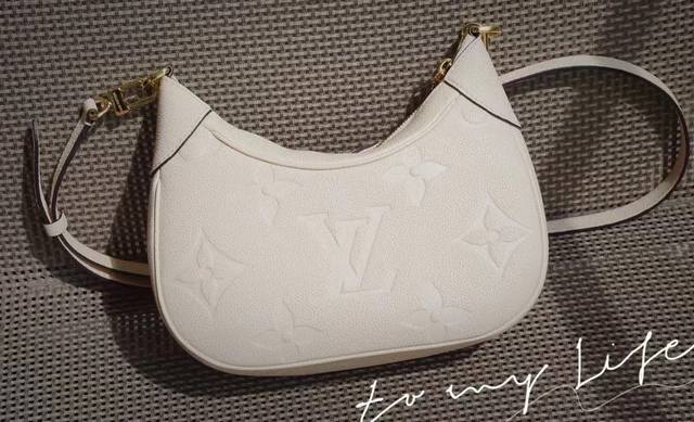 对版开发细节完美原单五金 Bagatelle 手袋 M46002，M46099 白色 压花 路易威登于新季伊始推出 Bagatelle 手袋，以 Monogra