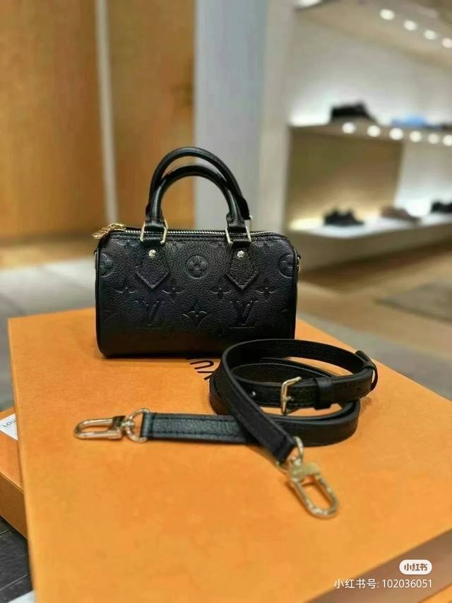 对版开发原单五金顶级原单 M81456黑配白，M82450黑压货花，M82890灰压花丝印 以经典的Monogram帆布制成的Nano Speedy手袋，散发极