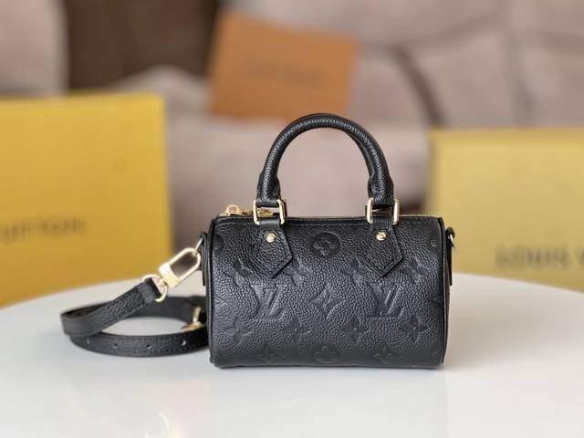 对版开发原单五金顶级原单 M81456黑配白，M82450黑压货花，M82890灰压花丝印 以经典的Monogram帆布制成的Nano Speedy手袋，散发极