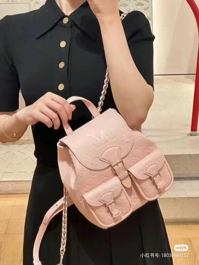 编码芯片，全钢五金 型号：M47074粉压花本款 Backup 双肩包取材 Monogram Empreinte 牛皮革，低调铺陈 Monogram 压纹。可拆