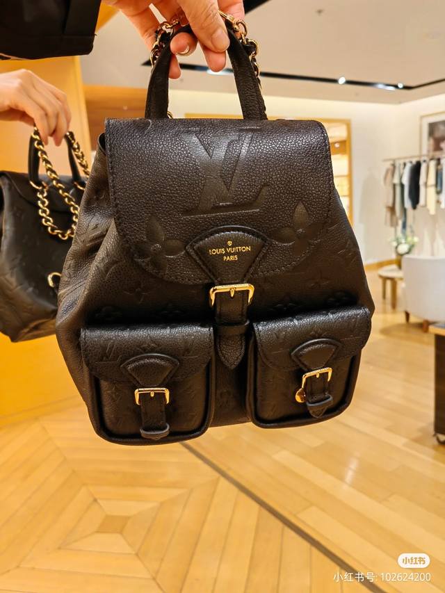 编码芯片，全钢五金 型号：M47072黑压花本款 Backup 双肩包取材 Monogram Empreinte 牛皮革，低调铺陈 Monogram 压纹。可拆