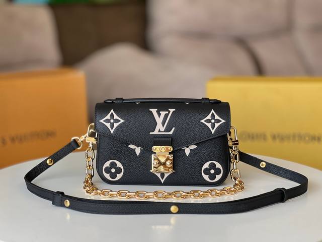 原厂皮 小邮差型号：M46596本款 Pochette MéTis East West 手袋取材 Monogram Empreinte 压纹皮革，将经典元素瞩目