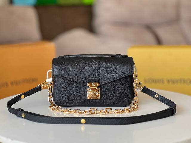 原厂皮小邮差型号：M46595 Pochette Met Is手提包由压花Monogram Empreinte皮革制成，融合了标志性的House风格和当代细节。