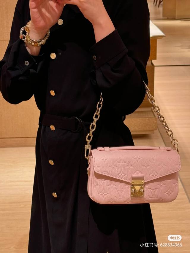 原厂皮小邮差型号： M47045樱花粉本款 Pochette Metis East West 手袋为 Monogram Empreinte 皮革压印 Monog
