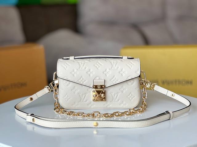 原厂皮小邮差型号： M22942本款 Pochette MéTis East West 手袋取材 Monogram Empreinte 压纹皮革，展现品牌风尚与
